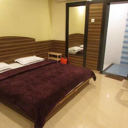 Hotel Laxmi Palace Shirdi Exterior photo